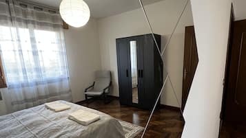 2 Schlafzimmer, Schreibtisch, BĂŒgeleisen/BĂŒgelbrett, WLAN