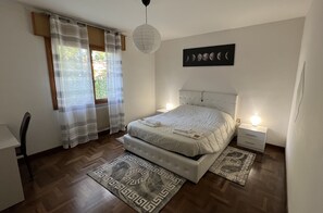 2 quartos, escrivaninha, ferros/tábuas de passar roupa, Wi-Fi