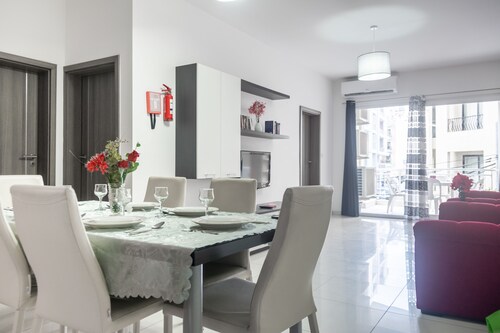 ☆ Lovely Apart. ♡ next to Bugibba Square ☆