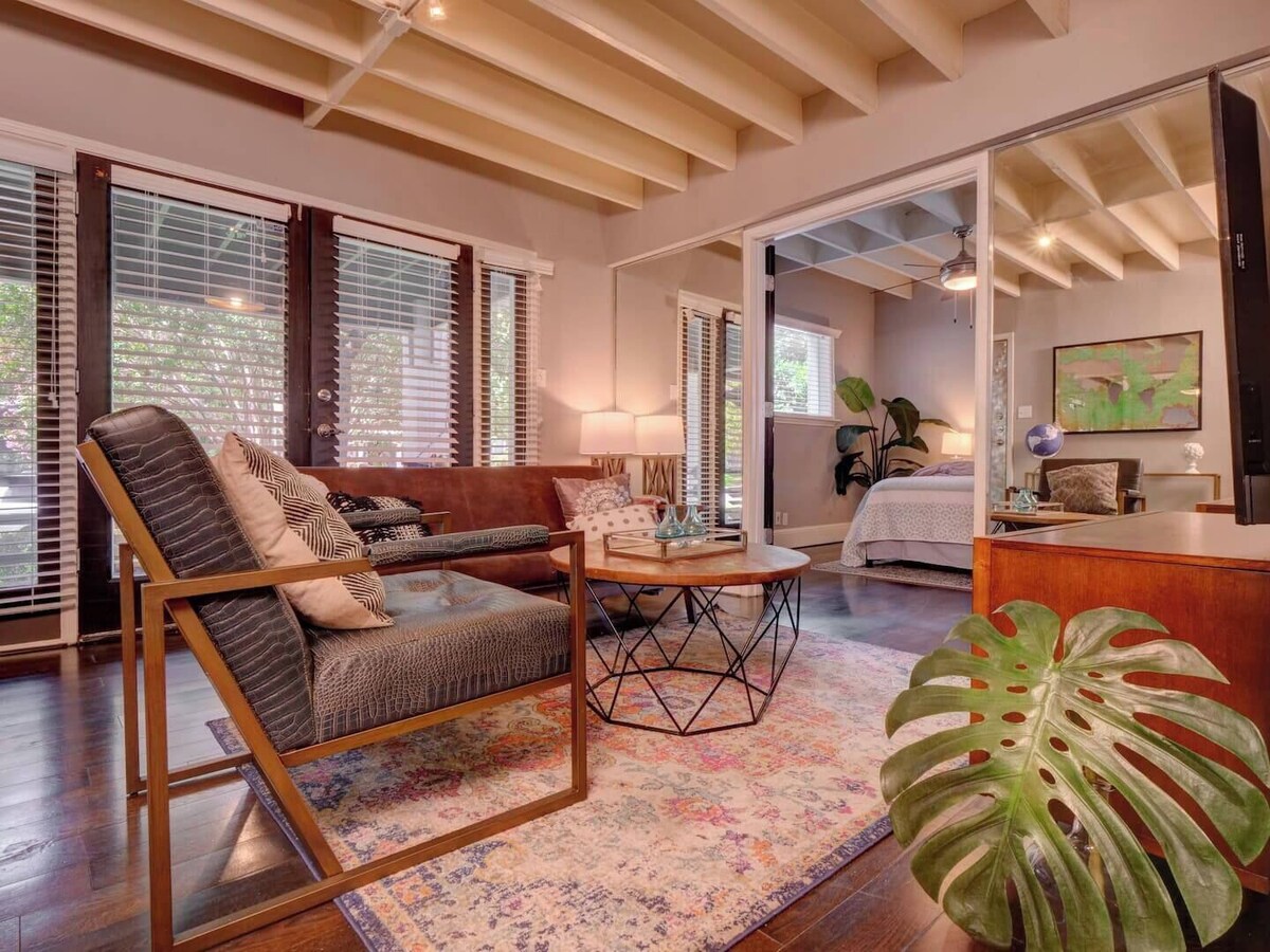 Stylish 1-bed executive condo in Dallas’ Munger Historic District. Features an expansive private terrace, high-speed Wi-Fi, modern design, and upscale finishes—