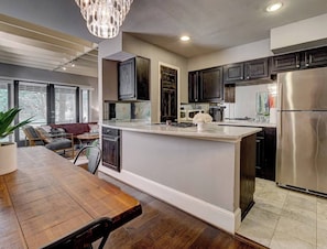 Fridge, microwave, oven, stovetop - Stylish 1-bed executive condo in Dallas’ Munger Historic District. Features an expansive private terrace, high-speed Wi-Fi, modern design, and upscale finishes—ideal for morning coffee, remote work, or relaxing evenings. (Dallas)