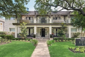 Exterior - Stylish 1-bed executive condo in Dallas’ Munger Historic District. Features an expansive private terrace, high-speed Wi-Fi, modern design, and upscale finishes—ideal for morning coffee, remote work, or relaxing evenings. (Dallas)