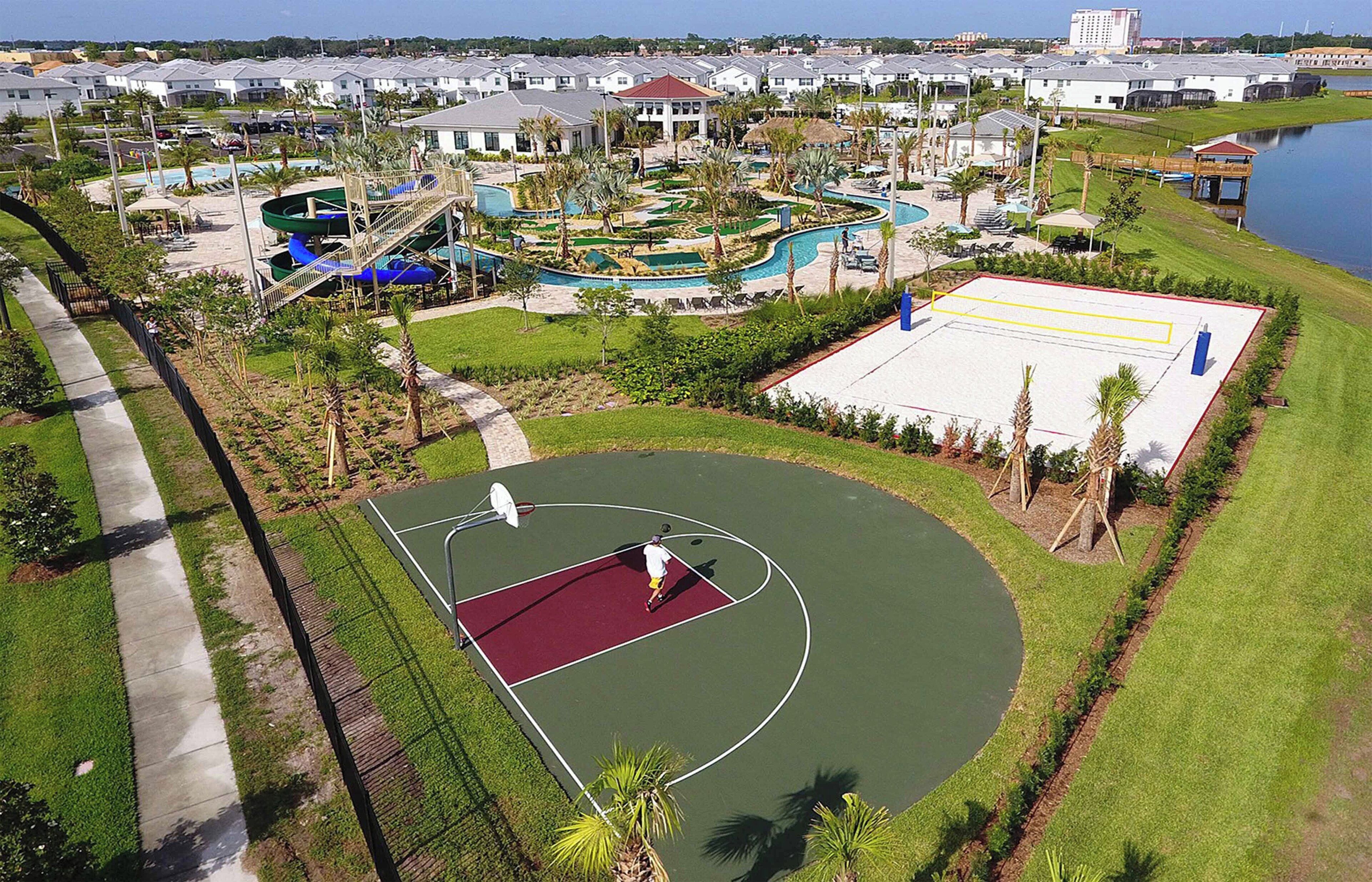 Ein Wohngebiet mit Basketballplatz, Schwimmbad und einer großen Wasserrutsche.