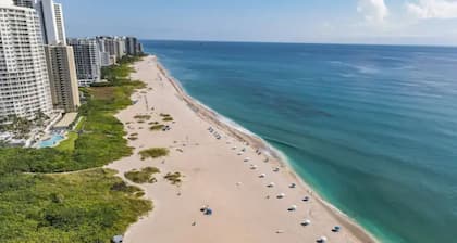 Lovely 1 Bedroom Steps from the Beach