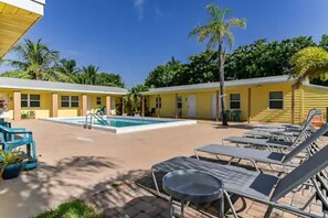 Pool - Lovely 1 Bedroom Steps from the Beach (West Palm Beach)