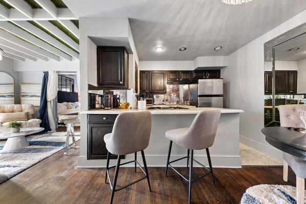 Interior - Spacious 1BR Condo in Dallas’ Historic Munger Place featuring a king luxury mattress with Egyptian cotton sheets, spa-style walk-in shower, high-speed Wi-Fi, Smart TV, private patio, and a fully equipped gourmet kitchen for a refined Dallas stay. (Dallas)