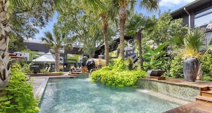Spacious 1BR Condo in Dallas’ Historic Munger Place featuring a king luxury mattress with Egyptian cotton sheets, spa-style walk-in shower, high-speed Wi-Fi, Smart TV, private patio, and a fully equipped gourmet kitchen for a refined Dallas stay.