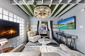 Älytelevisio, takka, työhuone