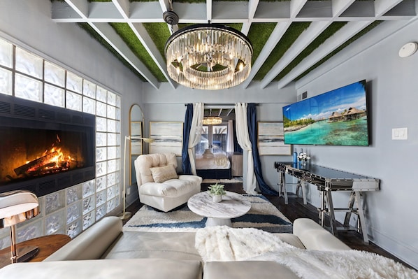 Smart-TV, Kamin, Arbeitsbereiche