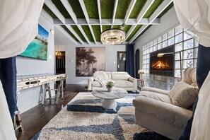 TV connectée, cheminée, espaces bureaux