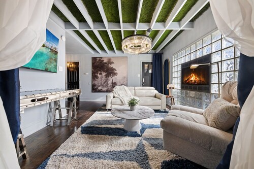 Historic Munger Place loft with private parking, smart TV, and modern kitchen. Plush queen bed with Egyptian cotton linens, spa-inspired bath. Free access to a wellness retreat 5 min away: pool, hot tub, sauna, and cold plunge.