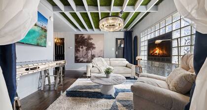 Historic Munger Place loft with private parking, smart TV, and modern kitchen. Plush queen bed with Egyptian cotton linens, spa-inspired bath. Free access to a wellness retreat 5 min away: pool, hot tub, sauna, and cold plunge.