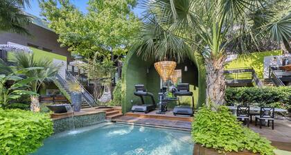 Upscale 1BR Condo in Dallas’ Historic Munger Place featuring a king luxury mattress with Egyptian cotton sheets, spa-style walk-in shower, high-speed Wi-Fi, Smart TV, private patio, and a fully equipped gourmet kitchen for a refined Dallas stay.