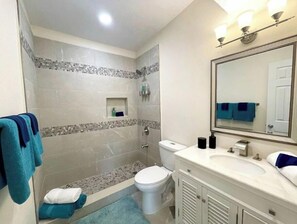 Dusche, Haartrockner, HandtĂŒcher, Seife