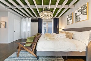 1 chambre, bureau, fer et planche à repasser, lit parapluie