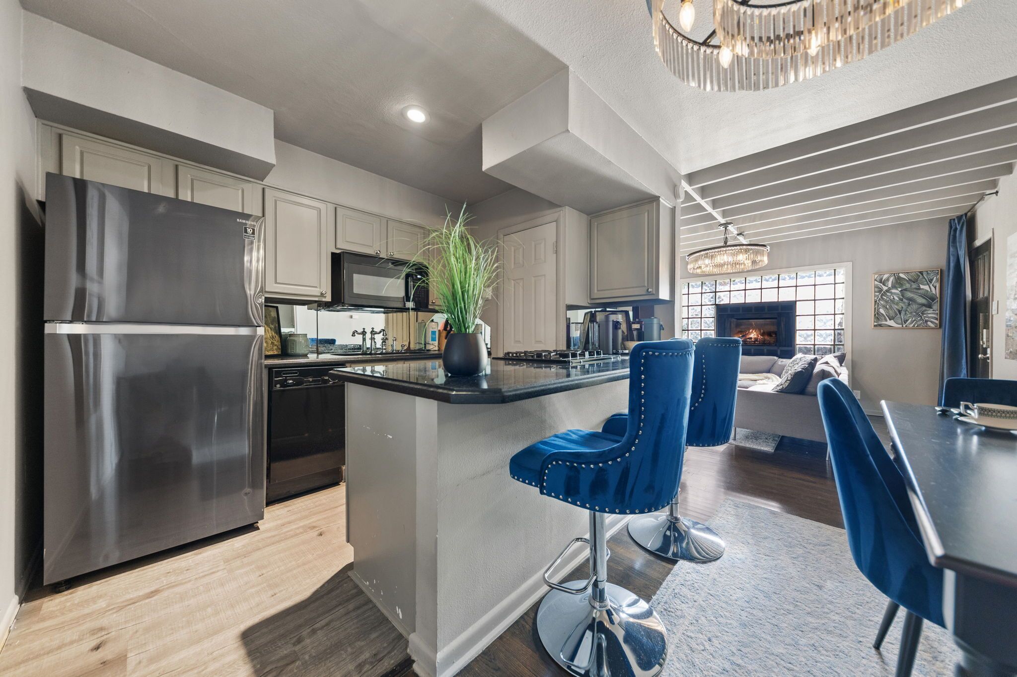 Réfrigérateur, four à micro-ondes, un four, surface de cuisson