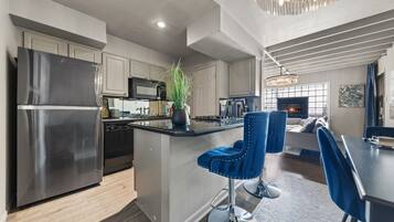 Réfrigérateur, four à micro-ondes, un four, surface de cuisson