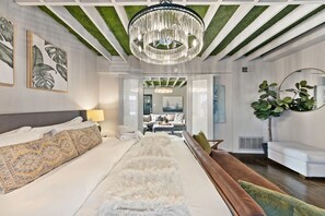 1 Schlafzimmer, Schreibtisch, Bügeleisen/Bügelbrett, Reisekinderbett