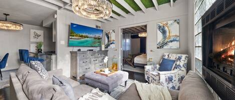 Smart TV, chimenea y oficina
