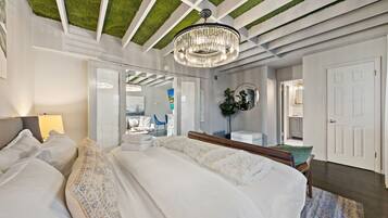 1 slaapkamer, een bureau, een strijkplank/strijkijzer, reisbedje