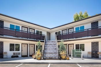 Hotel exterior and entrance at California Inn