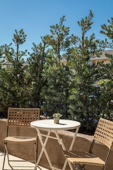 Hotel Exterior at California Inn