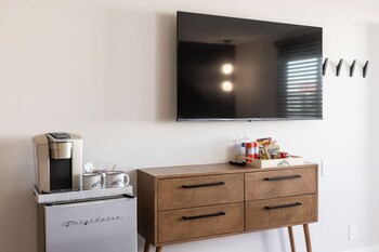 Luxury Quadruple Room | Premium bedding, down comforters, free WiFi, bed sheets at California Inn