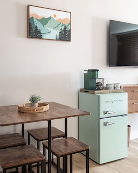 Luxury Studio Suite | Premium bedding, down comforters, free WiFi, bed sheets at California Inn