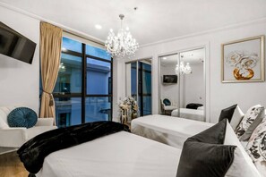 1 slaapkamer, een bureau, een strijkplank/strijkijzer, wifi