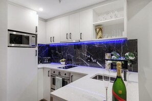 Refrigerador, microondas, horno y lavavajillas 