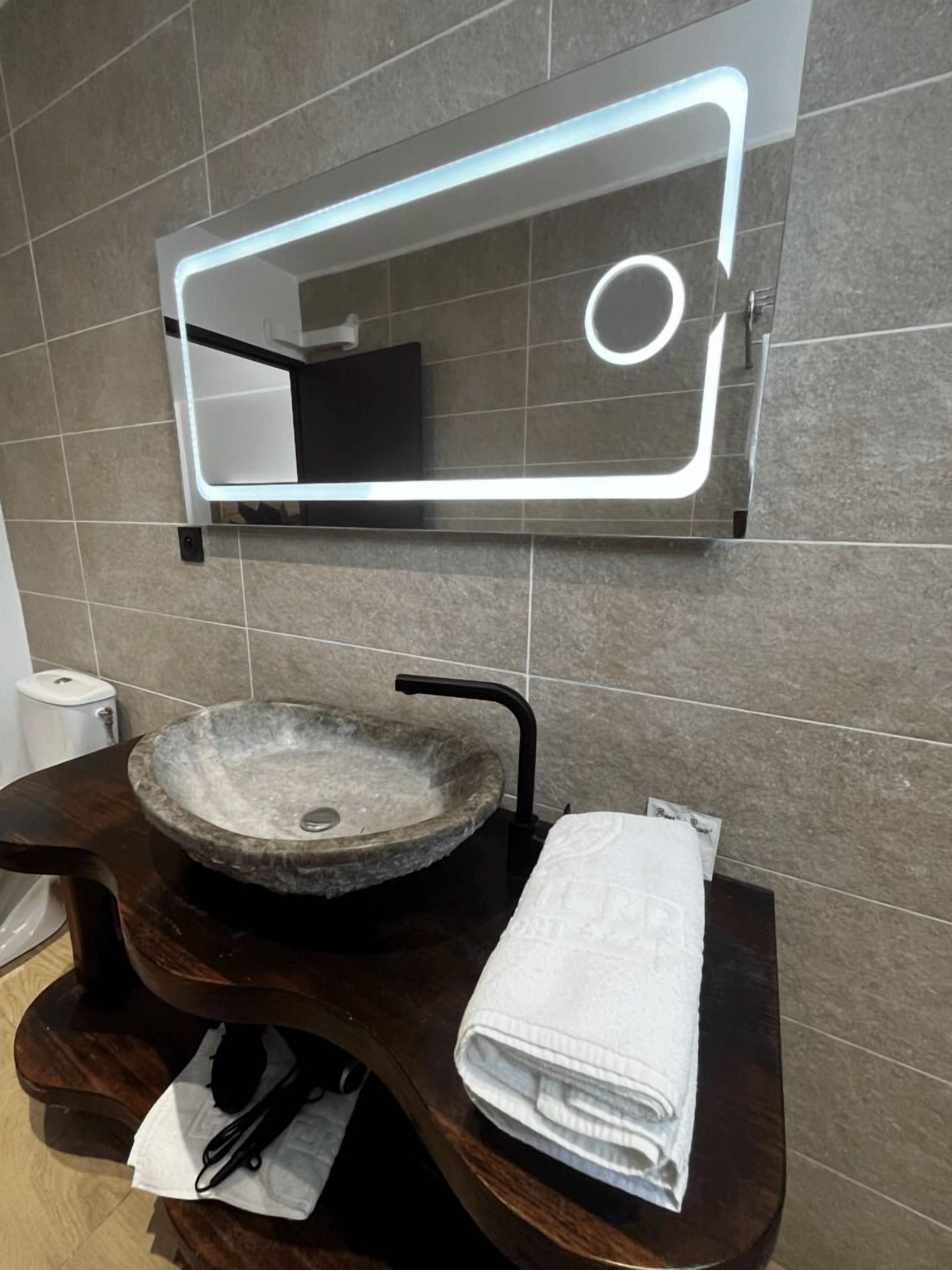 Dusj, hårføner og håndklær