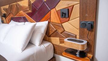 Superior Room | Bar mini, peti besi dalam bilik, ruang kerja komputer riba