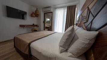 Rom – standard | Minibar, safe på rommet, skrivebord for bærbar PC og strykejern/-brett