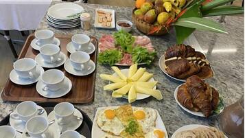 Sarapan bufet setiap hari (EUR 18 seorang)