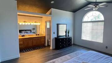 4 slaapkamers, een strijkplank/strijkijzer, gratis wifi, beddengoed