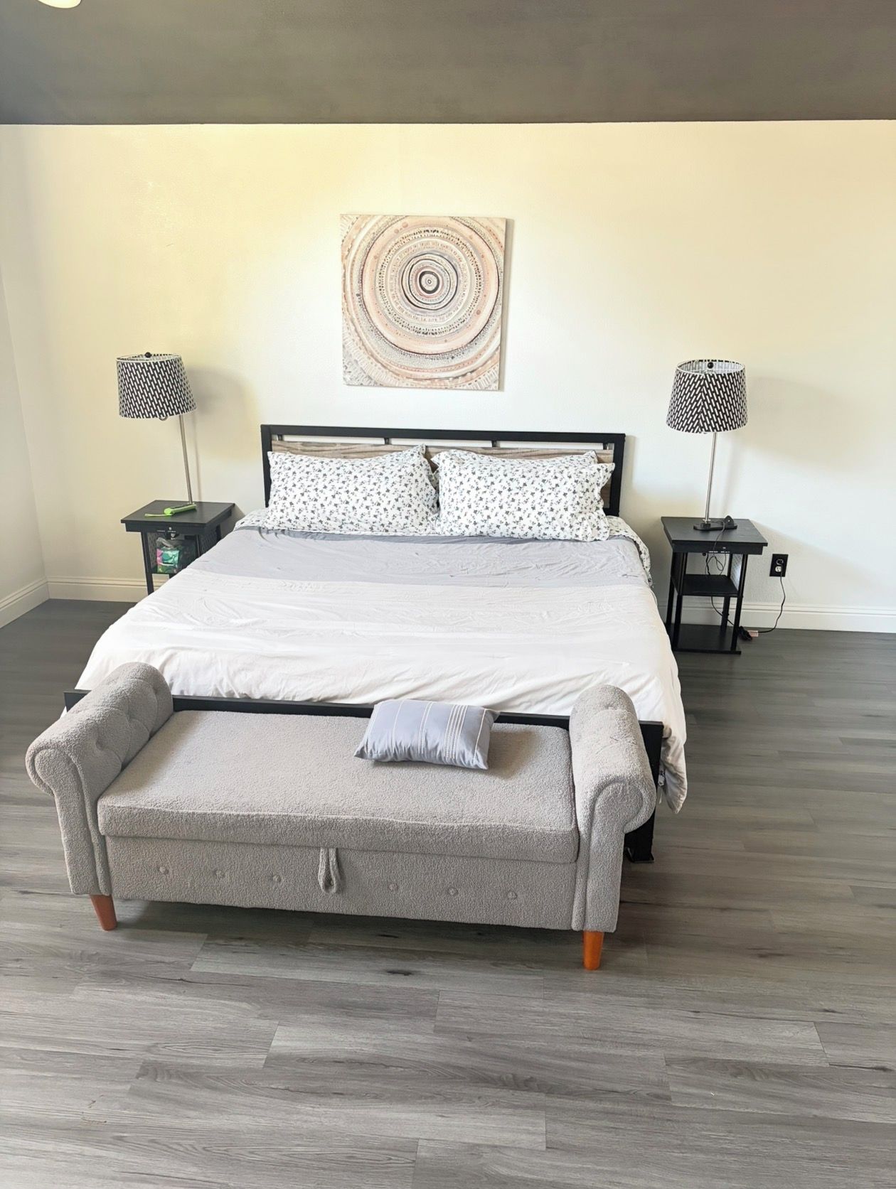 4 bedrooms, iron/ironing board, WiFi (free), bed sheets