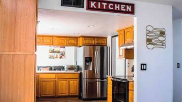 Coffee/tea maker, fridge, microwave, oven