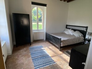 4 عدّة غرف نوم ومكتب وواي فاي مجانًا وملاءات أسرّة