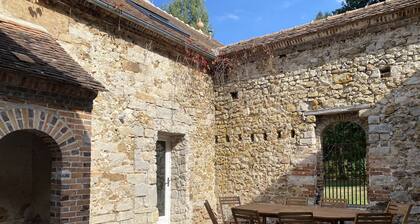 Country house next to a golf course, in the Fontainebleau region.