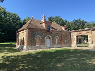 Country house next to a golf course, in the Fontainebleau region.