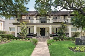 Exterior - Spacious 2BR/1BA condo in Dallas’ Historic Munger Place with private fenced yard, luxury hybrid mattresses, Egyptian-cotton linens, cozy fireplace, Smart TV, fast Wi-Fi, Alexa concierge, and a fully equipped gourmet kitchen. (Dallas)