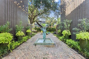 Property grounds - Spacious 2BR/1BA condo in Dallas’ Historic Munger Place with private fenced yard, luxury hybrid mattresses, Egyptian-cotton linens, cozy fireplace, Smart TV, fast Wi-Fi, Alexa concierge, and a fully equipped gourmet kitchen. (Dallas)