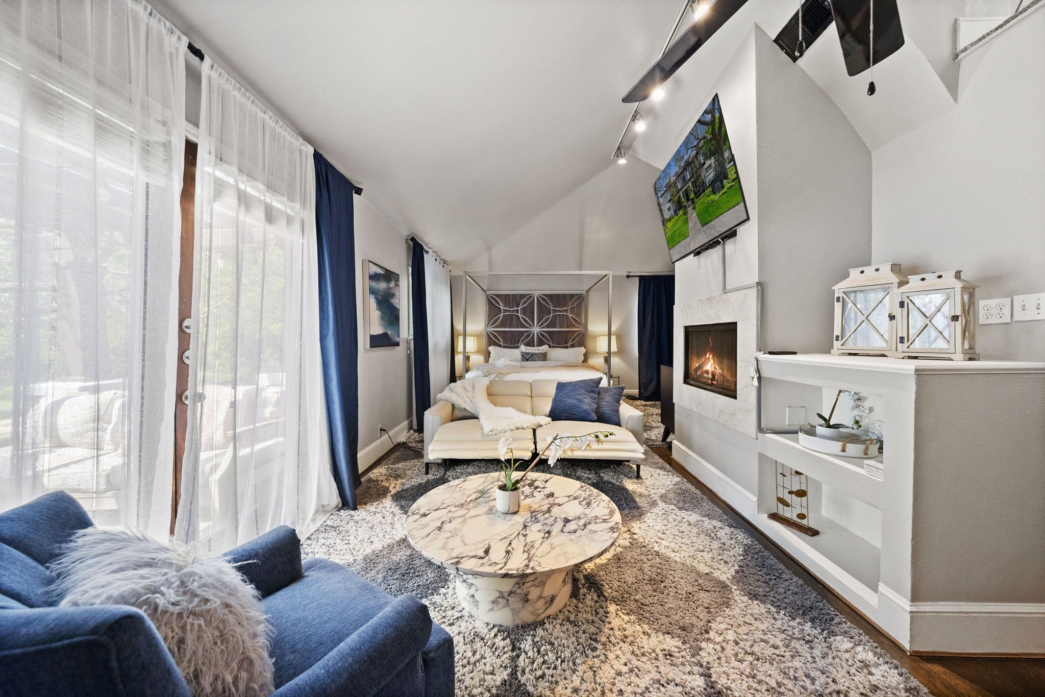 Smart TV, chimenea y oficina 