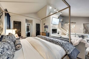 2 bedrooms, desk, iron/ironing board, travel crib - Spacious 2BR/1BA condo in Dallas’ Historic Munger Place with private fenced yard, luxury hybrid mattresses, Egyptian-cotton linens, cozy fireplace, Smart TV, fast Wi-Fi, Alexa concierge, and a fully equipped gourmet kitchen. (Dallas)