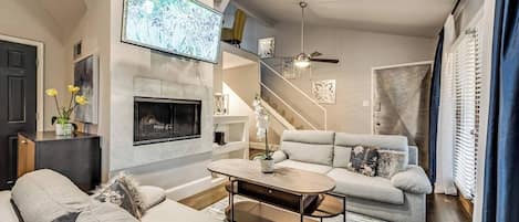 Smart TV, chimenea y oficina