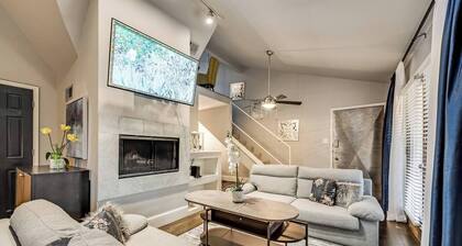 Spacious 2BR/1BA condo in Dallas’ Historic Munger Place with private fenced yard, luxury hybrid mattresses, Egyptian-cotton linens, cozy fireplace, Smart TV, fast Wi-Fi, Alexa concierge, and a fully equipped gourmet kitchen.