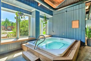 Interior - 6 Mi to Ski Resort! Lakefront Breckenridge Cabin (Breckenridge)