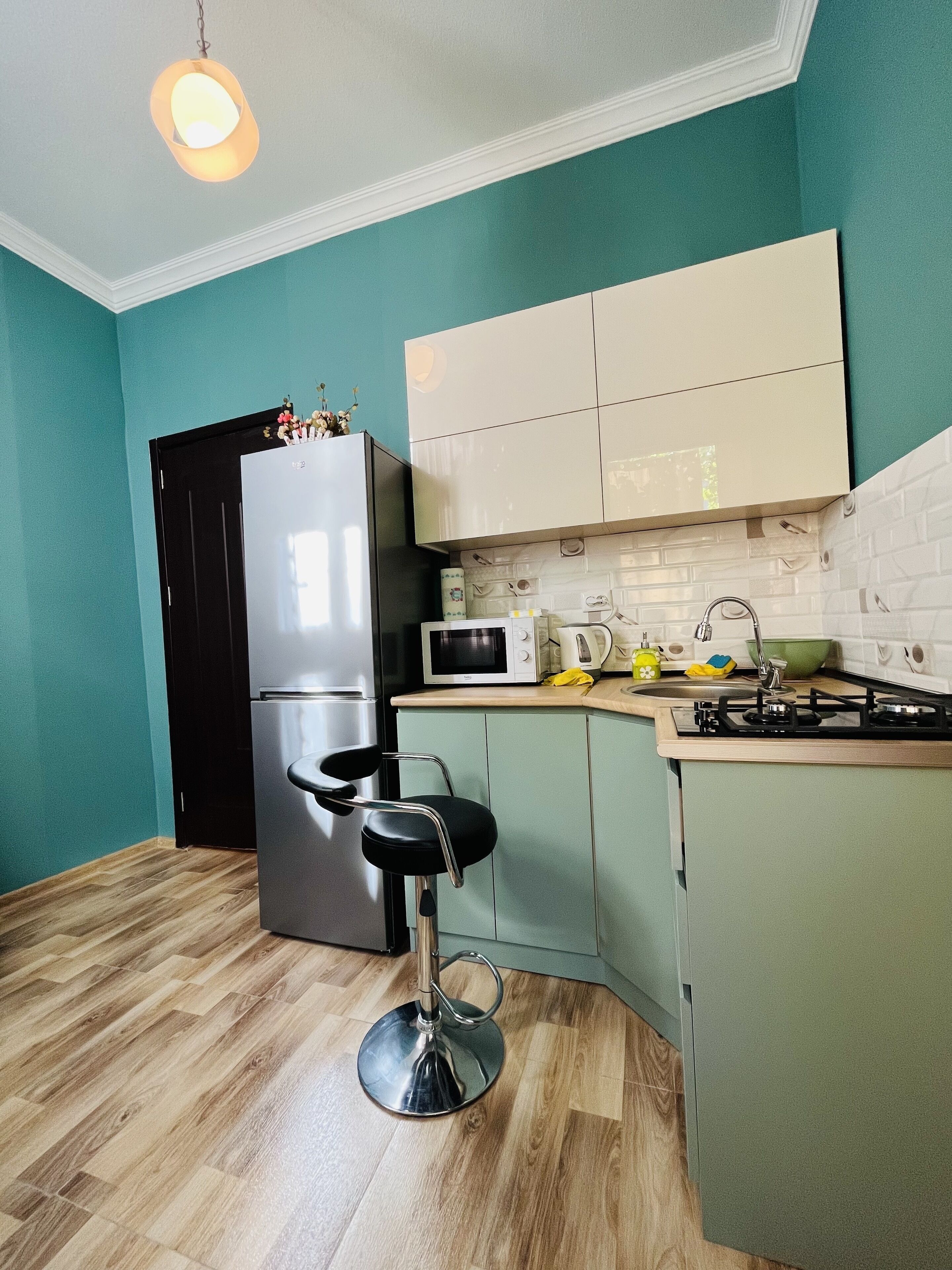 Kühlschrank, Mikrowelle, Wasserkocher mit Kaffee-/Teezubehör, Toaster