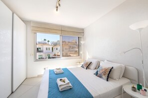 3 bedrooms, in-room safe, iron/ironing board, free WiFi - Protaras Pallini Seaside Suite (Protaras)
