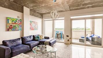 Televisión, videojuegos, oficina